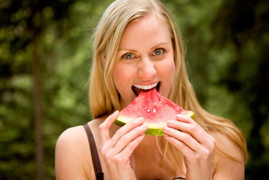 夏天吃西瓜拉肚子了该怎么办？女性夏季吃西瓜需要特别注意什么？