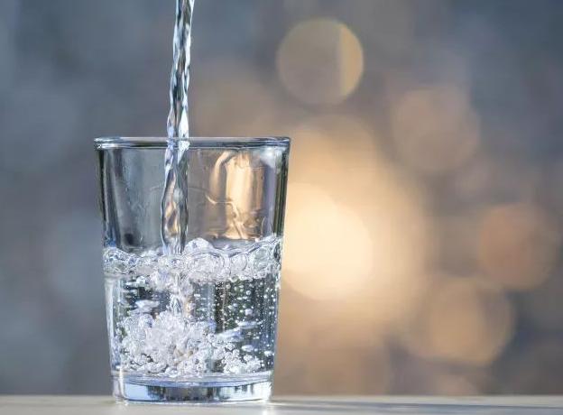 夏季喝水太多也会中毒吗？夏季健康喝水的量是多少？