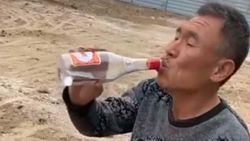 王大爷吃葡萄缓解酒精肝？医生建议：多吃5种水果，可养肝